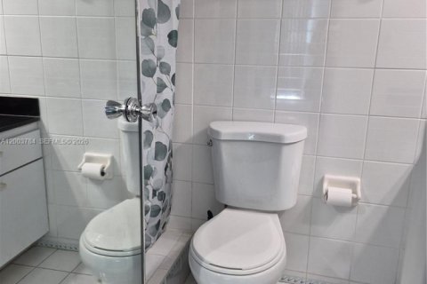 Condo in Miami Beach, Florida, 1 bedroom  № 2069724 - photo 18