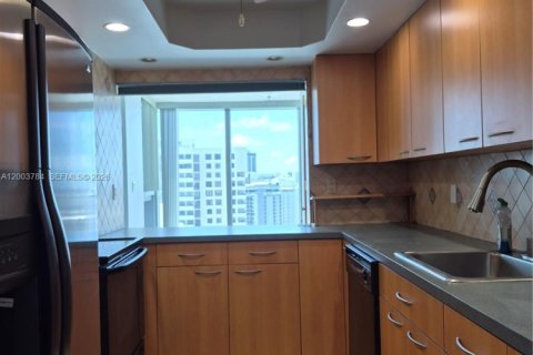 Condo in Miami Beach, Florida, 1 bedroom  № 2069724 - photo 15