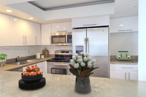 Condo in Miami Beach, Florida, 1 bedroom  № 2069724 - photo 16