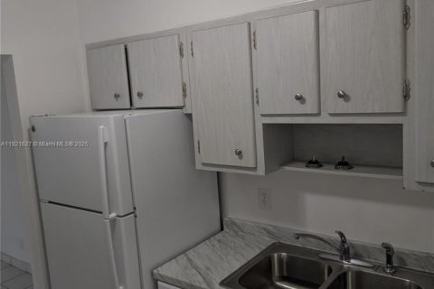 Apartamento en alquiler en Hollywood, Florida, 1 dormitorio, 1045.8 m2 № 1975327 - foto 3