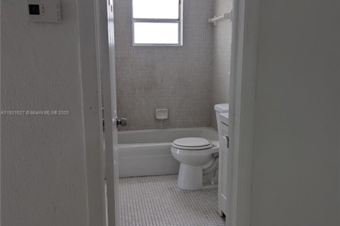 Apartamento en alquiler en Hollywood, Florida, 1 dormitorio, 1045.8 m2 № 1975327 - foto 7