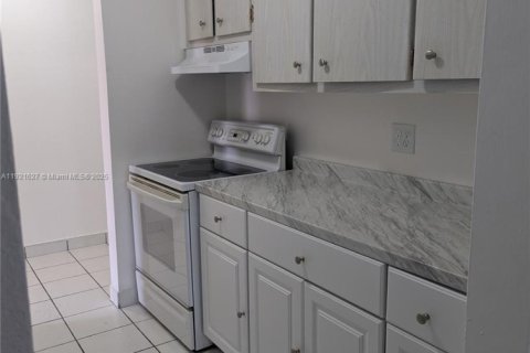 Apartamento en alquiler en Hollywood, Florida, 1 dormitorio, 1045.8 m2 № 1975327 - foto 1