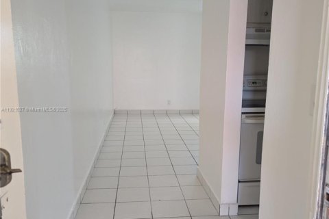 Apartamento en alquiler en Hollywood, Florida, 1 dormitorio, 1045.8 m2 № 1975327 - foto 4