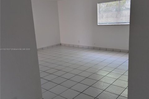 Apartamento en alquiler en Hollywood, Florida, 1 dormitorio, 1045.8 m2 № 1975327 - foto 5