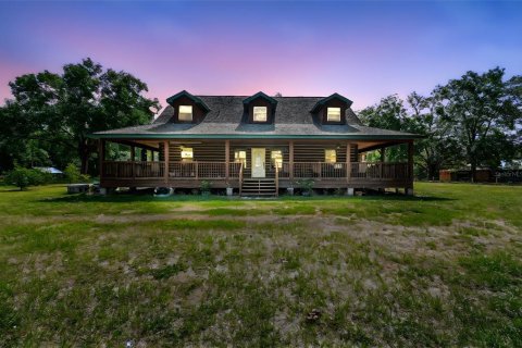 House in Dade City, Florida 5 bedrooms, 322.09 sq.m. № 1916916 - photo 1