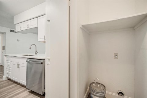 Condo in Orlando, Florida, 1 bedroom  № 2216118 - photo 17