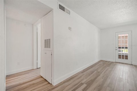 Condo in Orlando, Florida, 1 bedroom  № 2216118 - photo 18