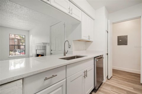 Condo in Orlando, Florida, 1 bedroom  № 2216118 - photo 14