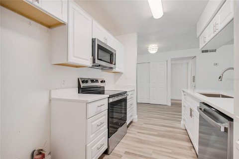 Condo in Orlando, Florida, 1 bedroom  № 2216118 - photo 15