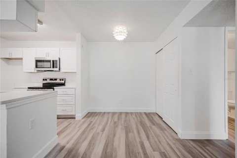 Condo in Orlando, Florida, 1 bedroom  № 2216118 - photo 11