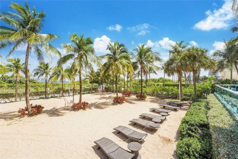 Condo in Surfside, Florida, 2 bedrooms  № 1878497 - photo 13