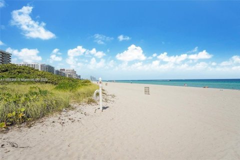Condo in Surfside, Florida, 2 bedrooms  № 1878497 - photo 16