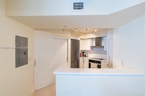 Condo in Surfside, Florida, 2 bedrooms  № 1878497 - photo 6