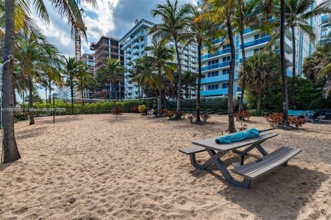 Condo in Surfside, Florida, 2 bedrooms  № 1878497 - photo 15