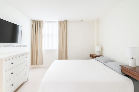 Condo in Surfside, Florida, 2 bedrooms  № 1878497 - photo 11