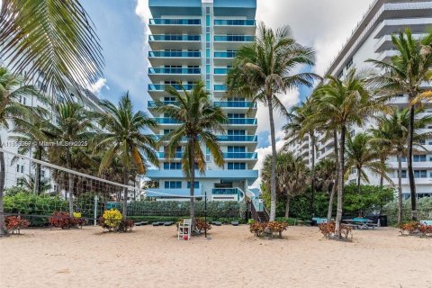 Condo in Surfside, Florida, 2 bedrooms  № 1878497 - photo 1