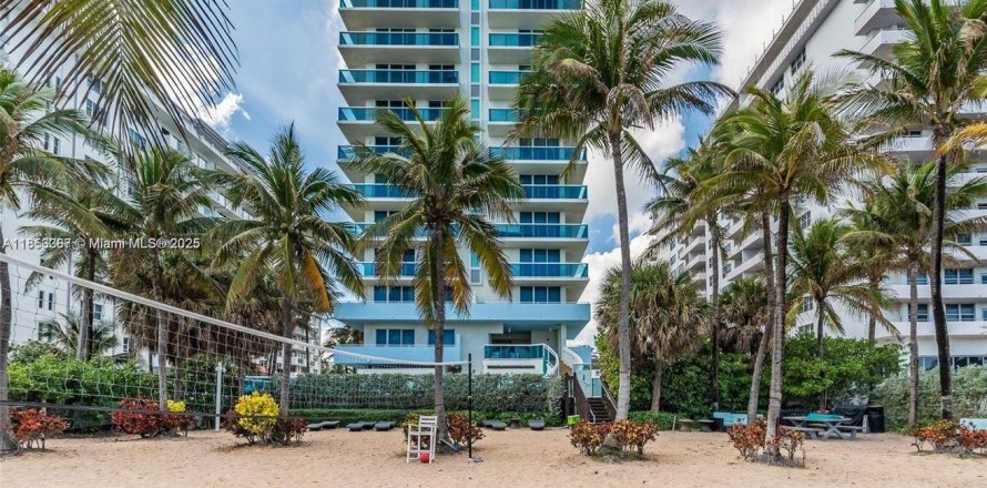 Condo in Surfside, Florida, 2 bedrooms № 1878497
