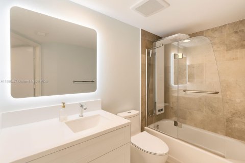 Condo in Surfside, Florida, 2 bedrooms  № 1878497 - photo 12