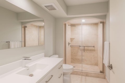 Condo in Surfside, Florida, 2 bedrooms  № 1878497 - photo 9