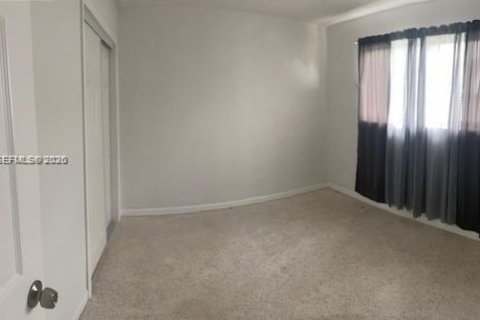 House in Hallandale Beach, Florida 2 bedrooms, 67.35 sq.m. № 2003780 - photo 5