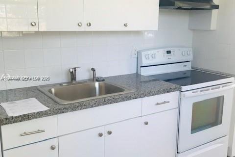 House in Hallandale Beach, Florida 2 bedrooms, 67.35 sq.m. № 2003780