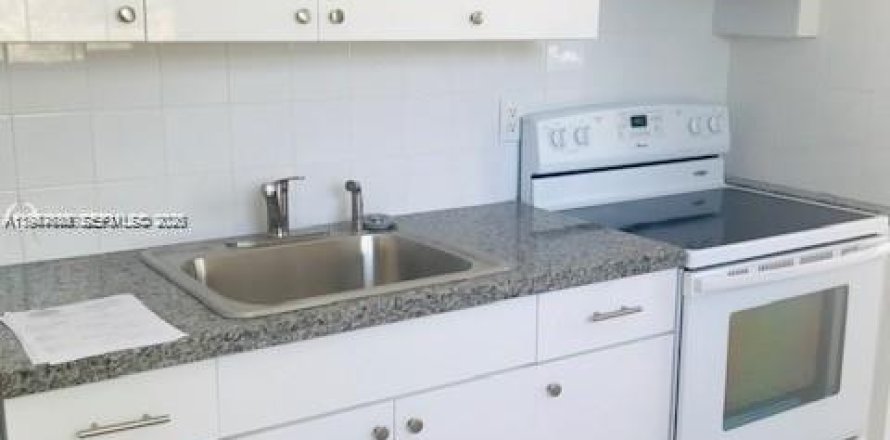House in Hallandale Beach, Florida 2 bedrooms, 67.35 sq.m. № 2003780