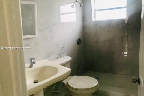 House in Hallandale Beach, Florida 2 bedrooms, 67.35 sq.m. № 2003780 - photo 4