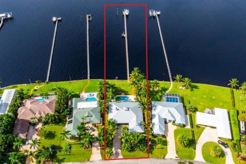 House in Stuart, Florida 4 bedrooms, 254.74 sq.m. № 2250752 - photo 11