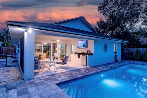 House in Naples, Florida 4 bedrooms, 153.66 sq.m. № 2176709