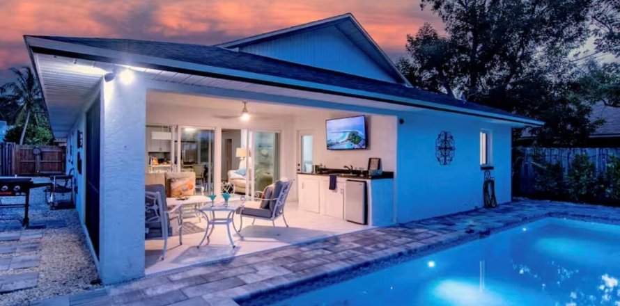 House in Naples, Florida 4 bedrooms, 153.66 sq.m. № 2176709