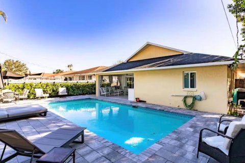 House in Naples, Florida 4 bedrooms, 153.66 sq.m. № 2176709 - photo 3