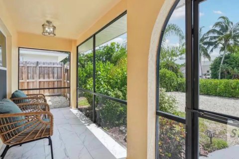 House in Naples, Florida 4 bedrooms, 153.66 sq.m. № 2176709 - photo 5