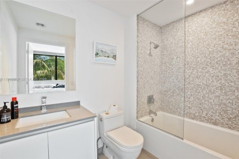 Condominio en venta en Miami, Florida, 3 dormitorios, 189.8 m2 № 2152685 - foto 16