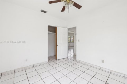 House in Miami, Florida 4 bedrooms, 128.76 sq.m. № 1896310 - photo 15