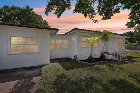 House in Miami, Florida 4 bedrooms, 128.76 sq.m. № 1896310 - photo 3
