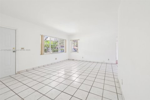 House in Miami, Florida 4 bedrooms, 128.76 sq.m. № 1896310 - photo 9