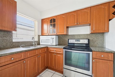 House in Miami, Florida 4 bedrooms, 128.76 sq.m. № 1896310 - photo 17