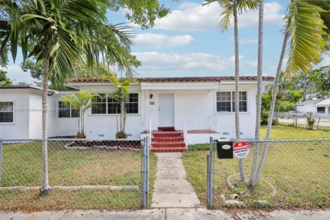 House in Miami, Florida 4 bedrooms, 128.76 sq.m. № 1896310 - photo 4