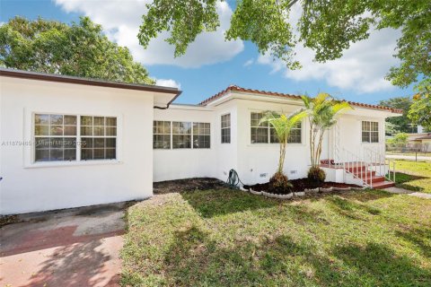 House in Miami, Florida 4 bedrooms, 128.76 sq.m. № 1896310 - photo 1