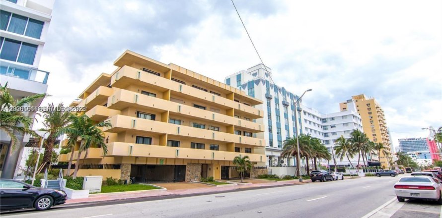Condo in Miami Beach, Florida, 2 bedrooms  № 2078369