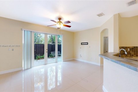 House in Miami, Florida 4 bedrooms, 214.6 sq.m. № 1780178 - photo 12