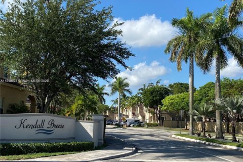 House in Miami, Florida 4 bedrooms, 214.6 sq.m. № 1780178 - photo 1