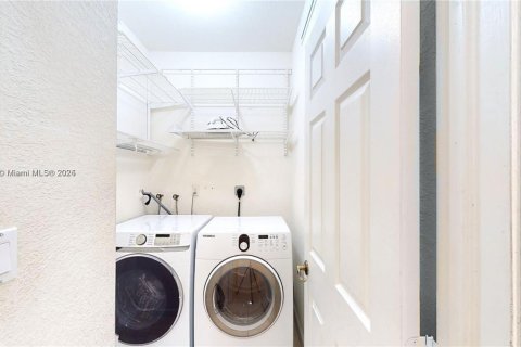 House in Miami, Florida 4 bedrooms, 214.6 sq.m. № 1780178 - photo 27
