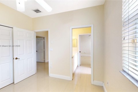 House in Miami, Florida 4 bedrooms, 214.6 sq.m. № 1780178 - photo 21