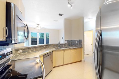 House in Miami, Florida 4 bedrooms, 214.6 sq.m. № 1780178 - photo 10