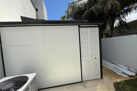 House in Miami, Florida 3 bedrooms, 118.91 sq.m. № 1882031 - photo 24
