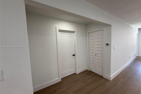 House in Miami, Florida 3 bedrooms, 118.91 sq.m. № 1882031 - photo 6