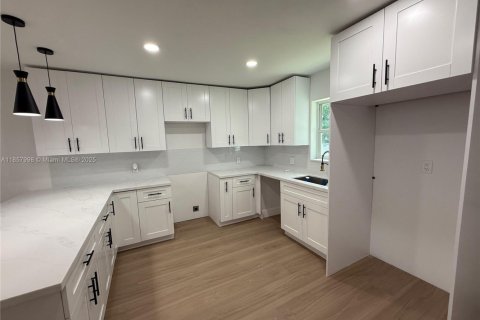 House in Miami, Florida 3 bedrooms, 118.91 sq.m. № 1882031 - photo 9
