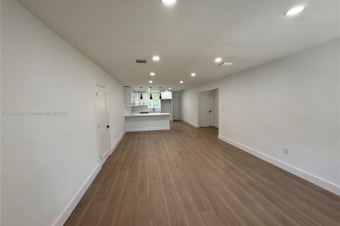House in Miami, Florida 3 bedrooms, 118.91 sq.m. № 1882031 - photo 11