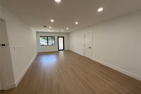 House in Miami, Florida 3 bedrooms, 118.91 sq.m. № 1882031 - photo 2